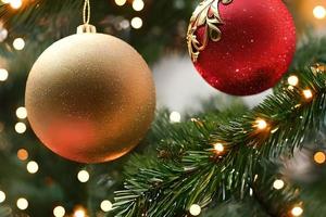 hangende glinsterend goud en rood bal Kerstmis ornament decoratie Bij de Kerstmis boom. achtergrond voor seizoensgebonden hartelijk groeten. foto