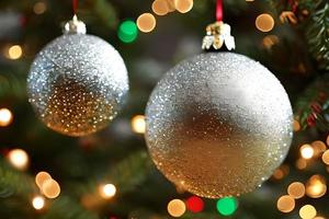 hangende glinsterend zilver bal Kerstmis ornament decoratie Bij de Kerstmis boom. achtergrond voor seizoensgebonden hartelijk groeten. foto