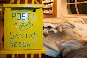 de kerstman claus geel post doos in Lapland foto