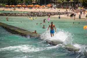 Honolulu, Verenigde Staten van Amerika - augustus, 14 2014 - mensen hebben pret Bij Hawaii strand foto