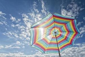 zon paraplu geïsoleerd Aan de strand foto