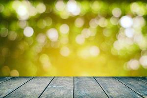 hout tafel met natuurlijk bokeh in de wijngaarden achtergrond met licht lek, geschikt voor Product Scherm. foto