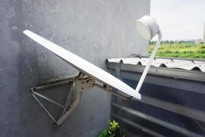 parabolisch antenne Aan de dak van de huis foto