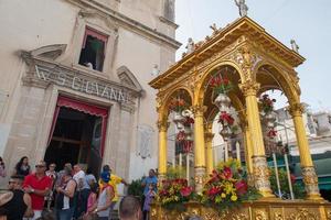 aci trezza, Italië - juni, 24 2014 - san Giovanni traditioneel optocht viering foto