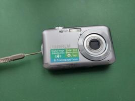 kiev, Oekraïne - december 18, 2023 compact digitaal camera in hand- foto