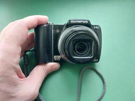 kiev, Oekraïne - december 18, 2023 compact digitaal camera in hand- foto
