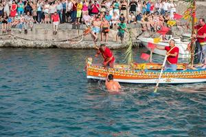 aci trezza, Italië - juni, 24 2014 - san Giovanni traditioneel optocht viering foto