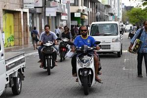 mannelijk, Maldiven - maart, 4 2017 - zwaar verkeer in de straat voordat avond bidden tijd foto