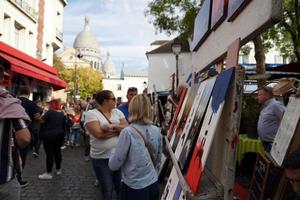 Parijs, Frankrijk - oktober 6 2018 - artiest en toerist in montmartre foto