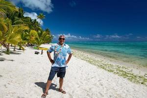 gelukkig Mens Aan tropisch polynesisch strand in koken eilanden foto