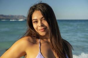 mooi zwart haar- meisje Mexicaans latina portret Aan baja Californië strand foto