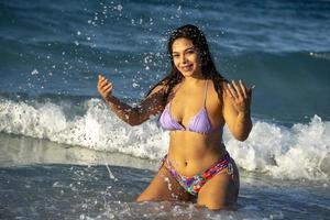 mooi zwart haar- meisje Mexicaans latina portret Aan baja Californië strand foto