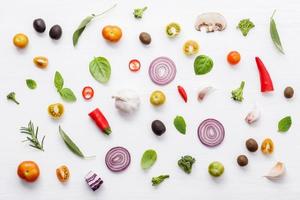 verse groenten en kruiden op wit foto