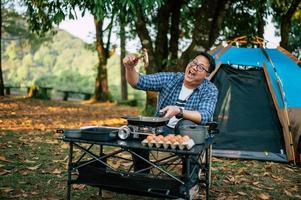 portret van Aziatisch reiziger Mens bril varkensvlees steak frituren foto