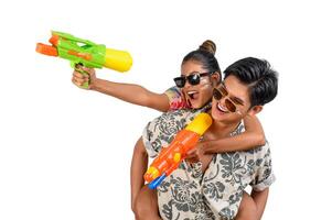 portret jong paar genieten met water geweer Aan songkran festival foto