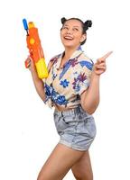 portret smiley vrouw in songkran festival met water geweer foto