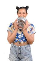 portret schattig vrouw in songkran festival met water kom foto