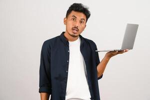 portret van een gelukkig Aziatisch zakenman werken Aan laptop computer geïsoleerd over- wit achtergrond foto