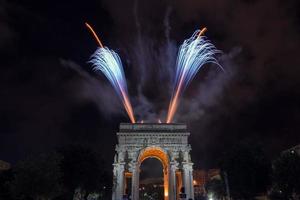 gelukkig nieuw jaar vuurwerk Aan zwart achtergrond foto