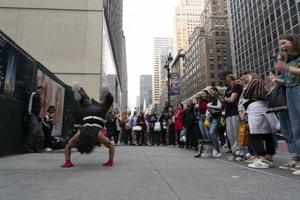 nieuw york, Verenigde Staten van Amerika - mei 7 2019 - breken danser in 5e Laan foto