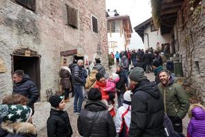 rango, Italië - december 8, 2017 - mensen Bij traditioneel Kerstmis markt foto