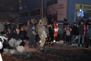 neuschoenau, Duitsland - januari 5 2019 - nacht nacht viering met Woud geest waldgeister in Beieren dorp foto