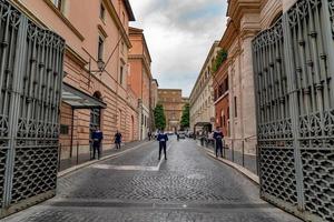 Vaticaan stad, Italië - juni 8, 2018 een lid van de pauselijk Zwitsers bewaker, Vaticaan. Rome foto