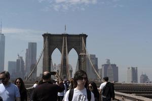 nieuw york, Verenigde Staten van Amerika, mei 2 2019 - Brooklyn brug vol van toeristen foto