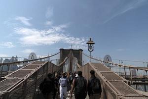 nieuw york, Verenigde Staten van Amerika, mei 2 2019 - Brooklyn brug vol van toeristen foto