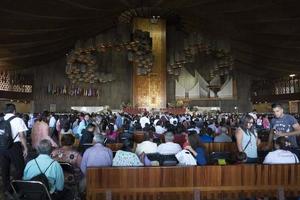 Mexico stad, Mexico - november 4 2017 - pelgrims Bij guadalupe kathedraal foto