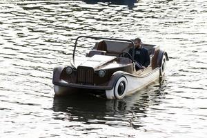 Praag, Tsjechisch republiek - juli 15 2019 - oud stijl auto's boten in stad- is vol van toerist in zomer tijd foto