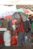 ubud, Indonesië - augustus 18, 2016 - lokaal Bali eiland mensen verkoop en buying Bij stad- markt foto