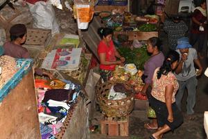 ubud, Indonesië - augustus 18, 2016 - lokaal Bali eiland mensen verkoop en buying Bij stad- markt foto