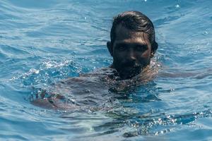 migrant in de zee op zoek Bij u foto