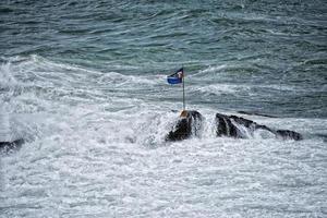 zee storm Aan genova pittoresk boccadasse dorp foto