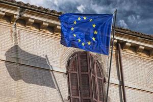 Europese golvend blauw vlag in Rome foto