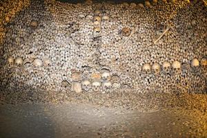 Parijs catacomben schedels en botten foto