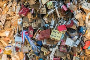 liefde brug vol van kluisjes in Parijs foto