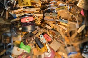 liefde brug vol van kluisjes in Parijs foto