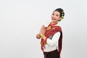portret van mooi Thais vrouw in traditioneel kleding staand poseren foto