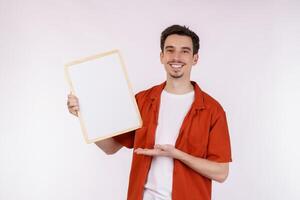 portret van gelukkig Mens tonen blanco uithangbord Aan geïsoleerd wit achtergrond foto