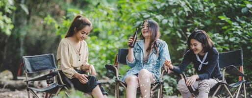 groep van Dames drinken bier en doorweekt voeten in stroom foto