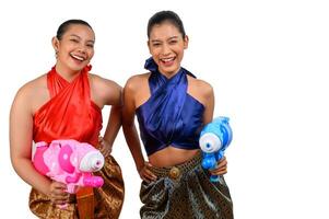 twee mooi vrouw in songkran festival met water geweer foto