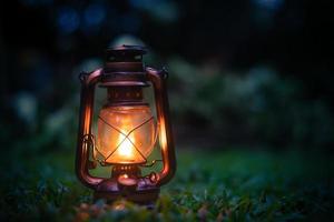 antiek olie lamp Aan de gras in de Woud in de avond camping sfeer.reizen buitenshuis concept beeld foto