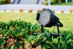 spotlight lamp in de tuin. tuin verlichte decoratie foto