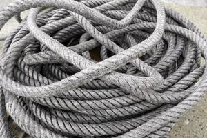 oud touw in een haven foto