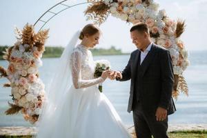 bruiloft ceremonie van de pasgetrouwden Aan de pier foto