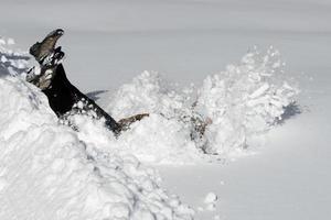 een vrouw vallend in de sneeuw foto