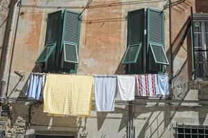 kleren hangende buiten vernazza cinque terre huizen foto