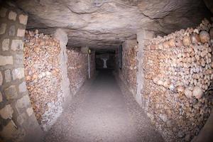 Parijs catacomben schedels en botten foto